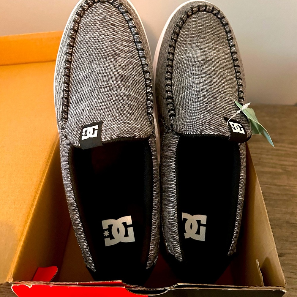 Men’s DC slip on NIB